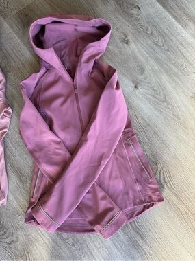 💜Lululemon cross chill jacket ( rare pretty color ) …….dark pink 💜mauve